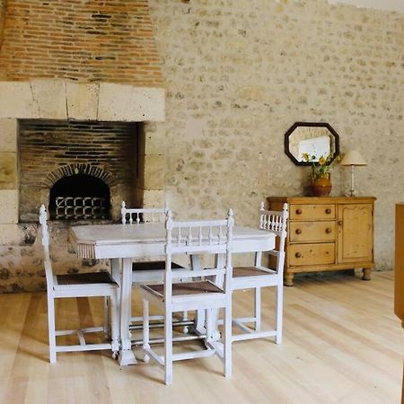 As Seen On A New Life In The Sun - Beautiful 3 Bedroom Cottage With Shared Pool Montboyer エクステリア 写真
