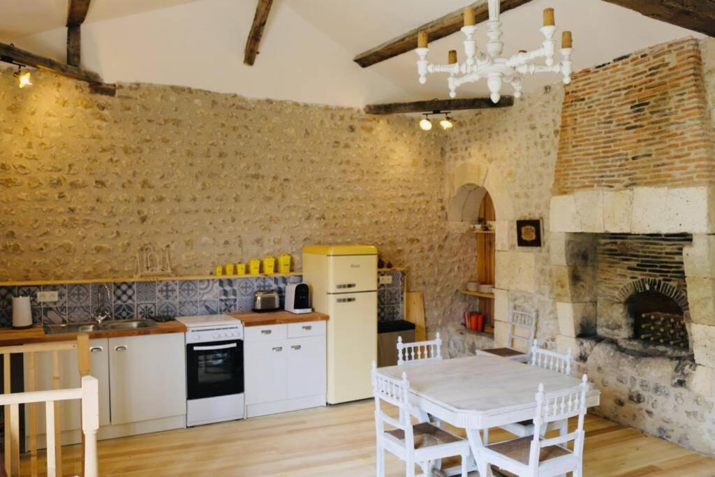 As Seen On A New Life In The Sun - Beautiful 3 Bedroom Cottage With Shared Pool Montboyer エクステリア 写真