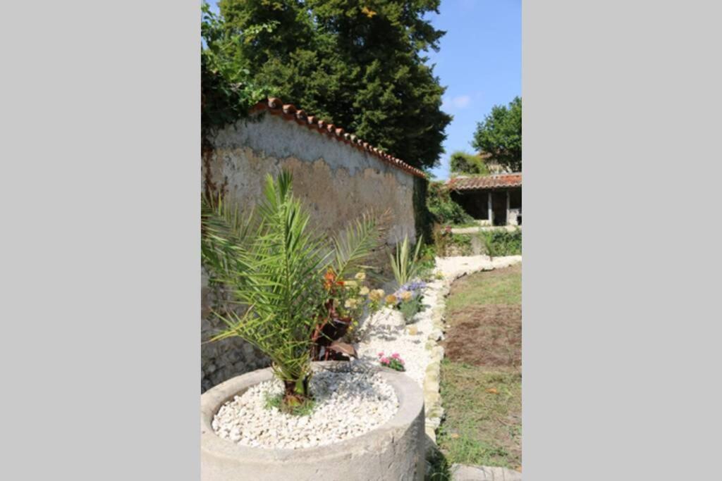 As Seen On A New Life In The Sun - Beautiful 3 Bedroom Cottage With Shared Pool Montboyer エクステリア 写真