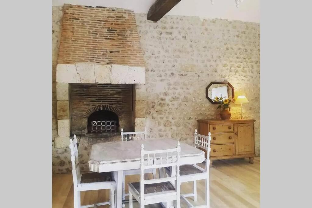 As Seen On A New Life In The Sun - Beautiful 3 Bedroom Cottage With Shared Pool Montboyer エクステリア 写真