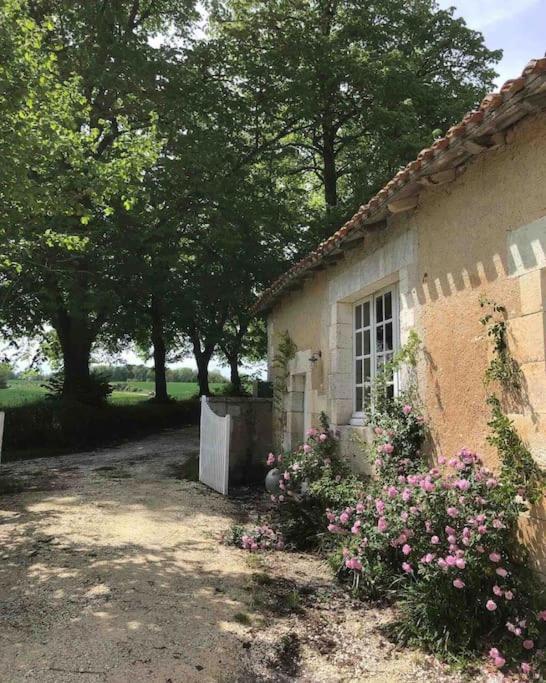 As Seen On A New Life In The Sun - Beautiful 3 Bedroom Cottage With Shared Pool Montboyer エクステリア 写真