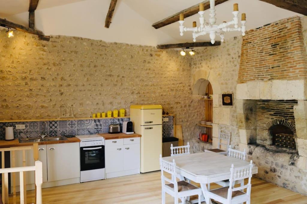 As Seen On A New Life In The Sun - Beautiful 3 Bedroom Cottage With Shared Pool Montboyer エクステリア 写真