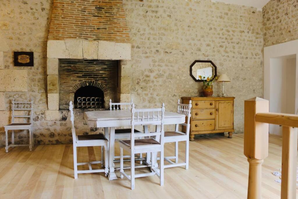 As Seen On A New Life In The Sun - Beautiful 3 Bedroom Cottage With Shared Pool Montboyer エクステリア 写真