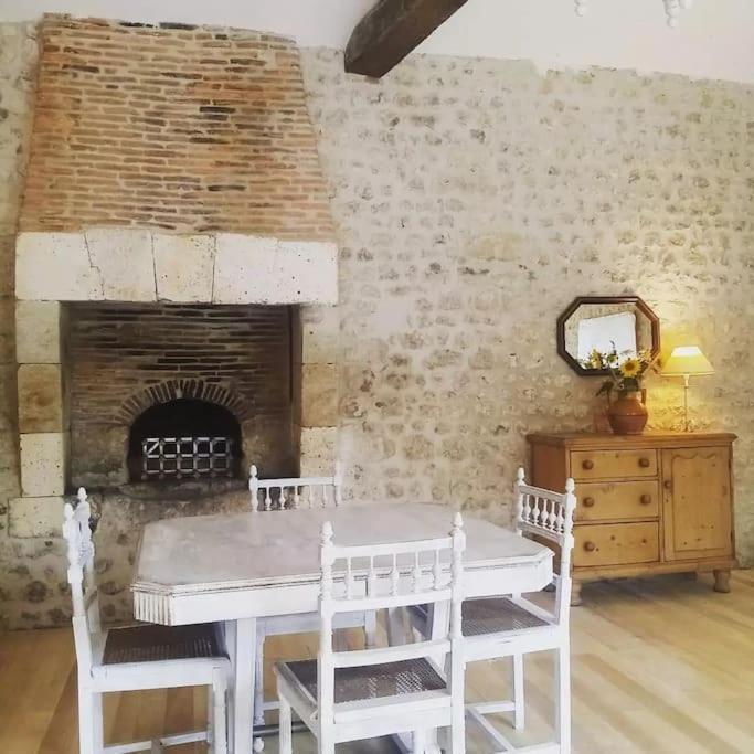 As Seen On A New Life In The Sun - Beautiful 3 Bedroom Cottage With Shared Pool Montboyer エクステリア 写真